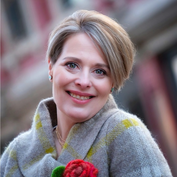 Meet your Posher, Stephanie from her โPlenty of Findsโ Canadian Boutique ๐ท - Picture 1 of 1